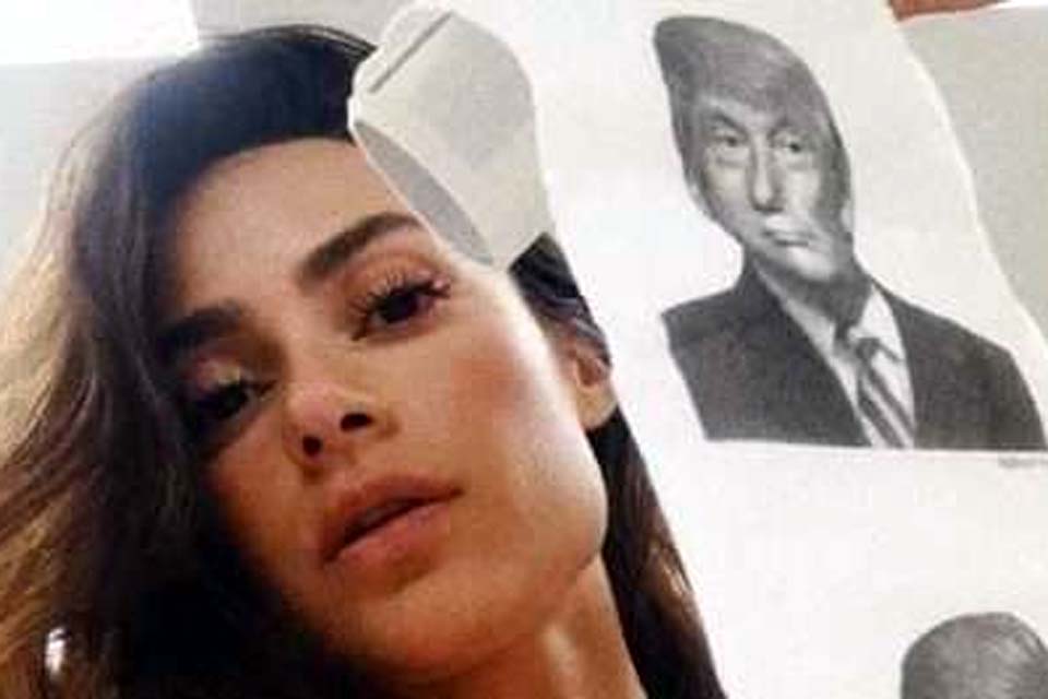 Thaila Ayala provoca e usa papel higiênico com o rosto de Trump