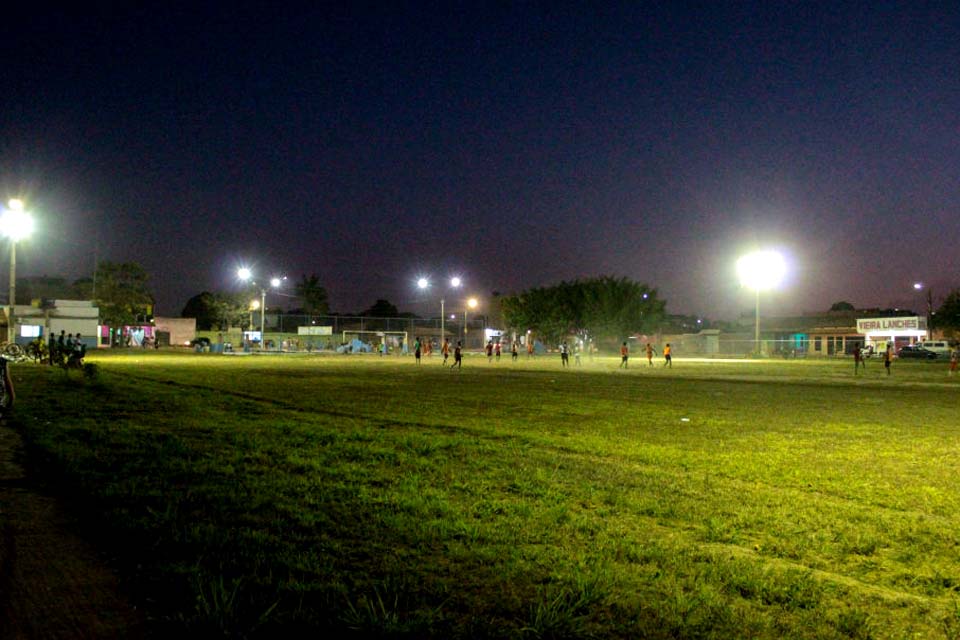Prefeitura recupera iluminação do campo de futebol do bairro Jardim Santana