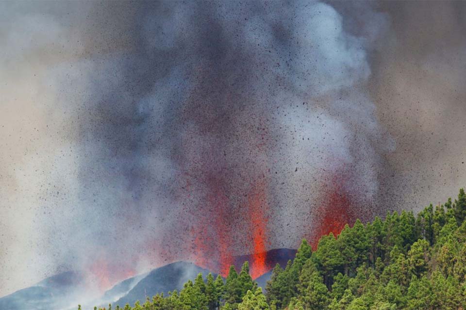  Erupção de vulcão em ilha de La Palma provoca fugas e destrói casas