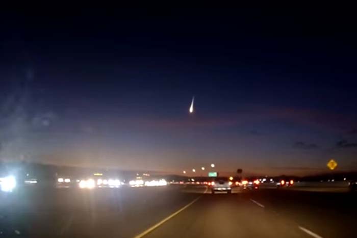 Motorista filma meteoro iluminando céu dos EUA