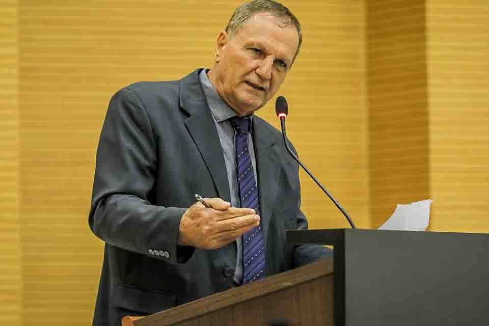 Adelino Follador volta a cobrar uma posição do Governo sobre projeto de redução do ICMS do bezerro