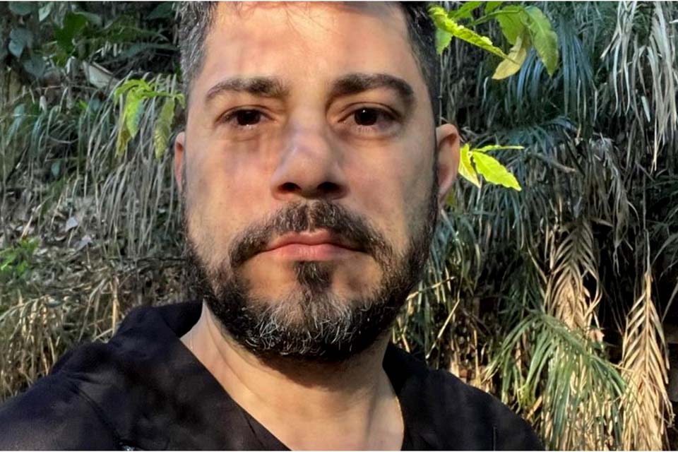 Evaristo Costa atualiza estado de saúde após internação por Doença de Crohn: 'Tomando corticoide'