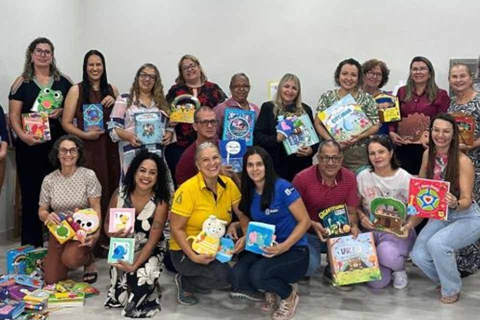 Rede Municipal de Educação recebe novo acervo com entrega de mais de 5 mil livros