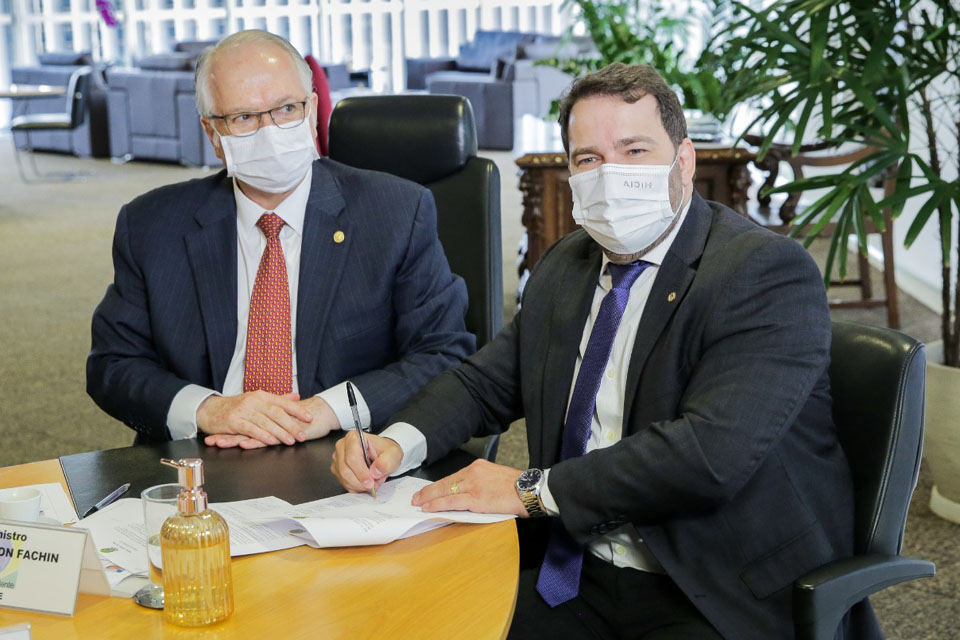 Em Brasília, Alex Redano participa de evento que fecha parceria com o TSE para combater a desinformação