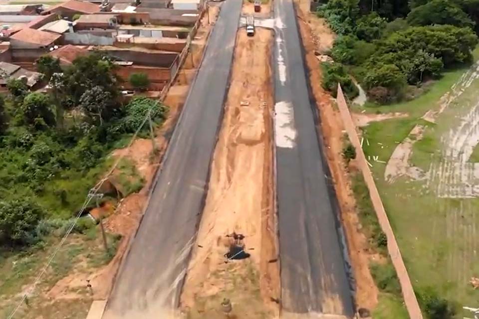 Avenida JK com Hugo Frey é asfaltada; moradores locais agradecem prefeita Carla Redano