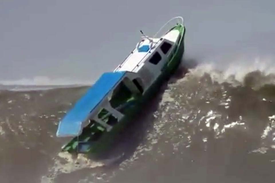 Onda gigantesca arrasta barco na Indonésia
