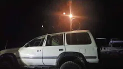 Homem acelera moto em cima de carro e se dá mal 