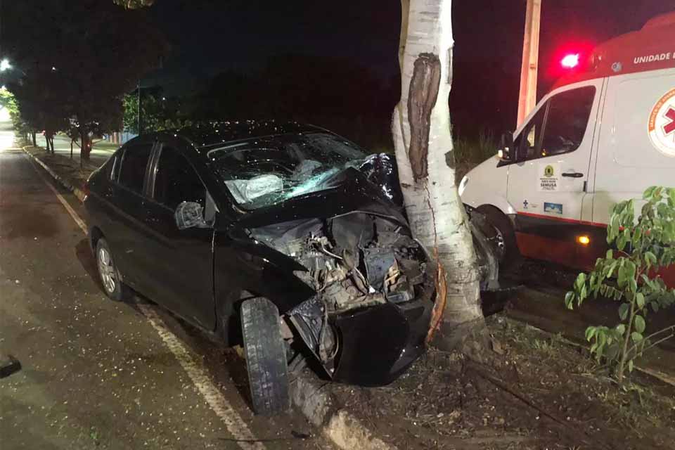 Motorista é socorrido em estado grave após perder controle de carro e bater contra árvore