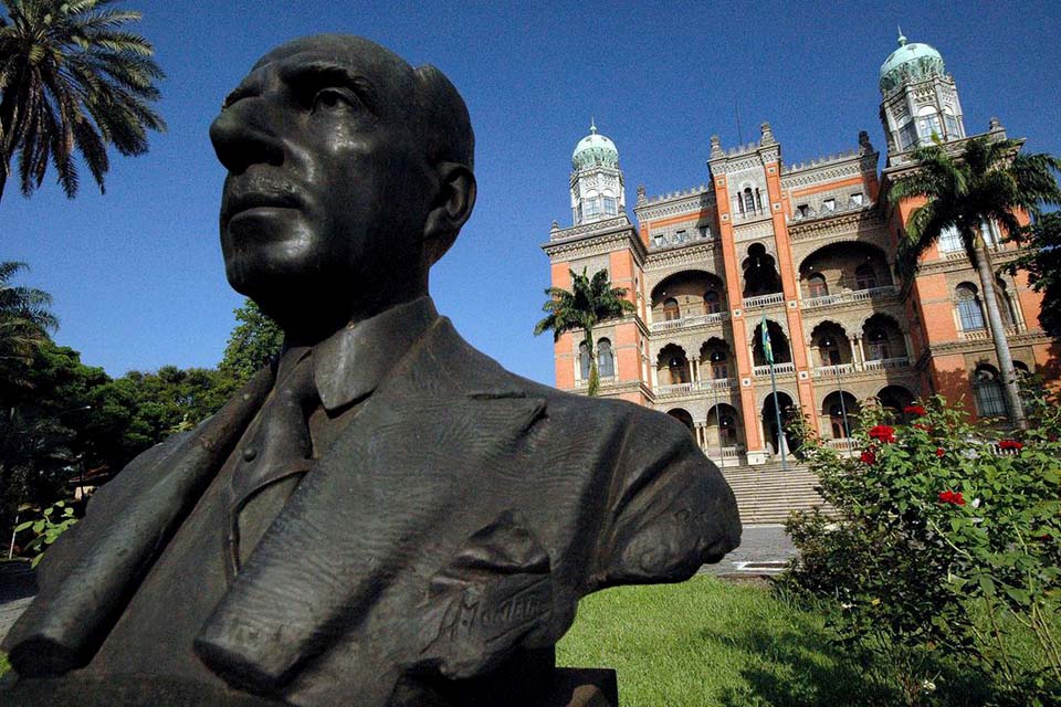 Pandemia pode manter níveis críticos ao longo de abril, diz Fiocruz