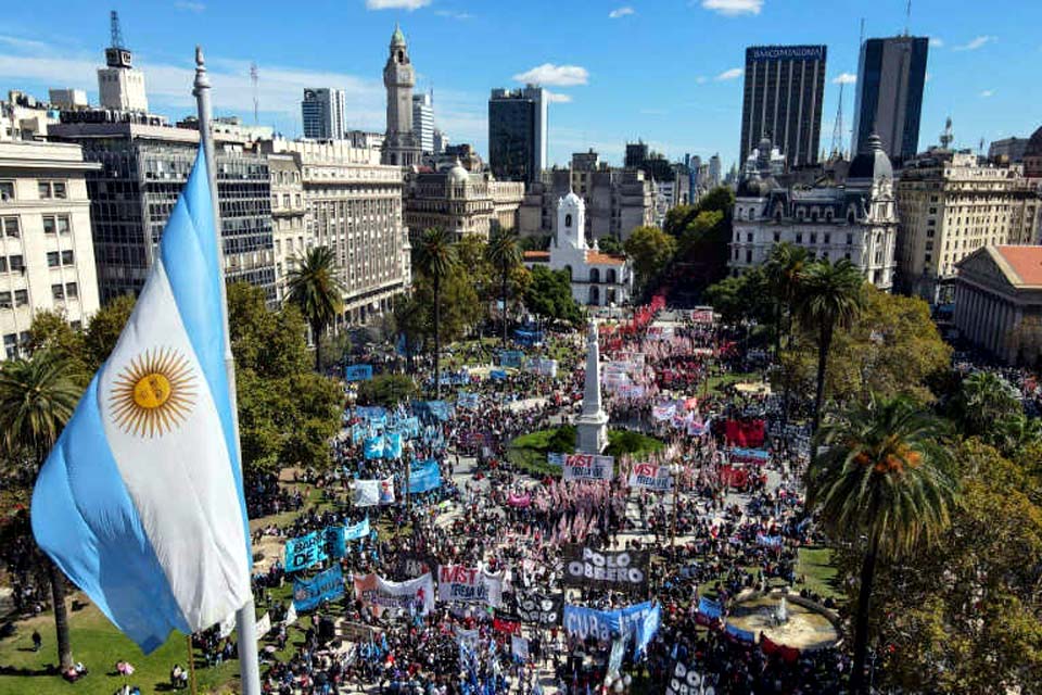 Manifestantes exigem do governo argentino providências contra o desemprego e a fome