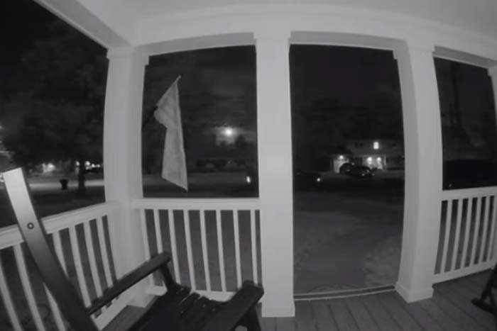 Câmera flagra momento em que meteorito cruza o céu 