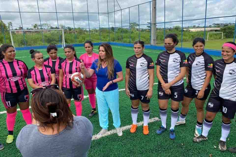 Prefeitura entrega campo sintético a desportistas de União Bandeirantes
