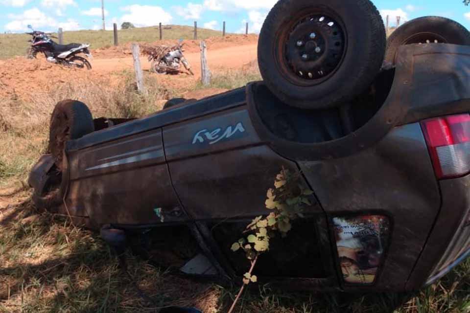 Carro com casal capota na Linha 615, zona rural de Jaru