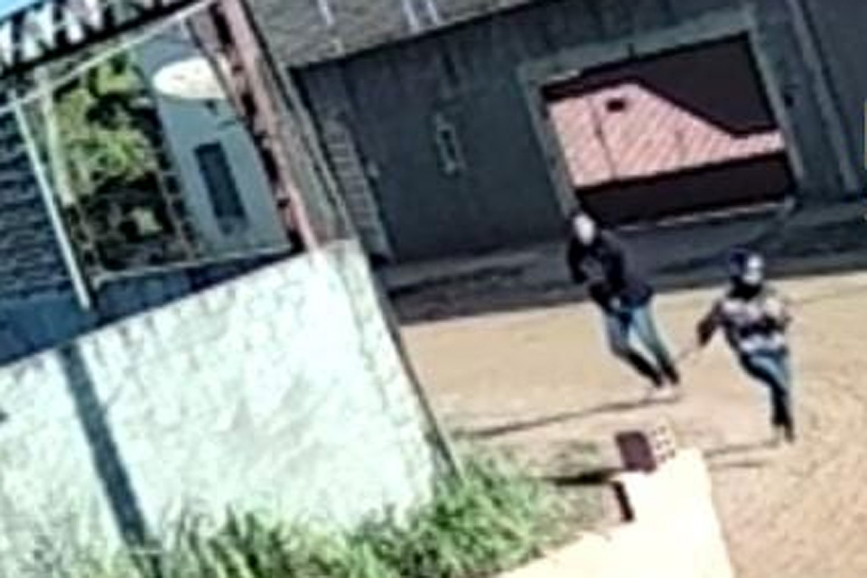 Mulher sai gritando após ter moto roubada por homem armado no Jardim Santana