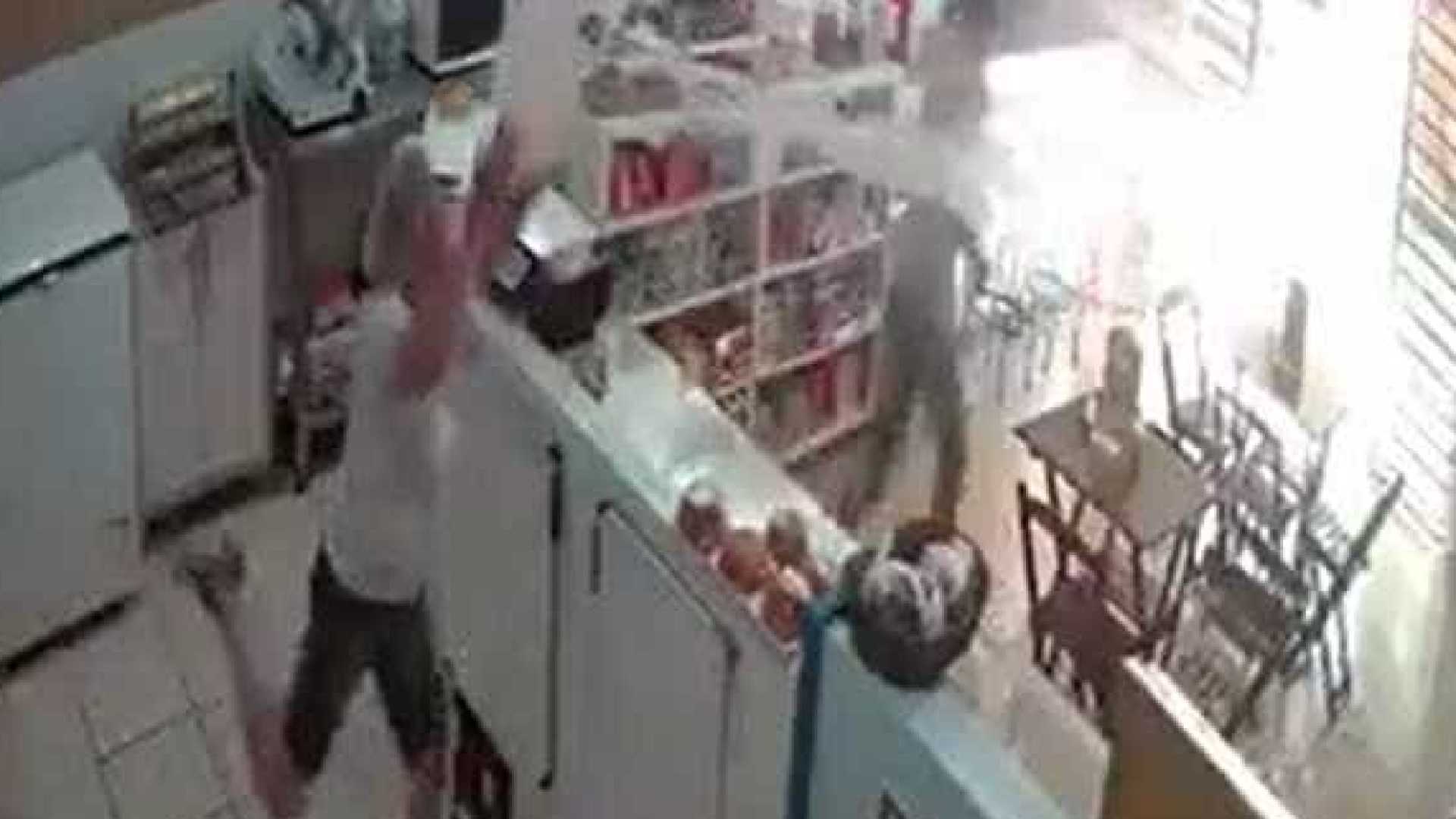 Mulher espanta assaltante com balde da água