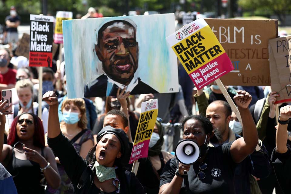 Manifestantes vão às ruas em Londres e Paris em protesto contra o racismo