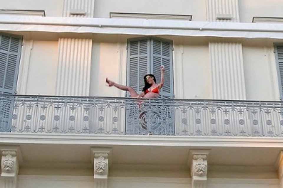 Katy Perry compartilha fotos de biquíni laranja e fãs pedem novo álbum