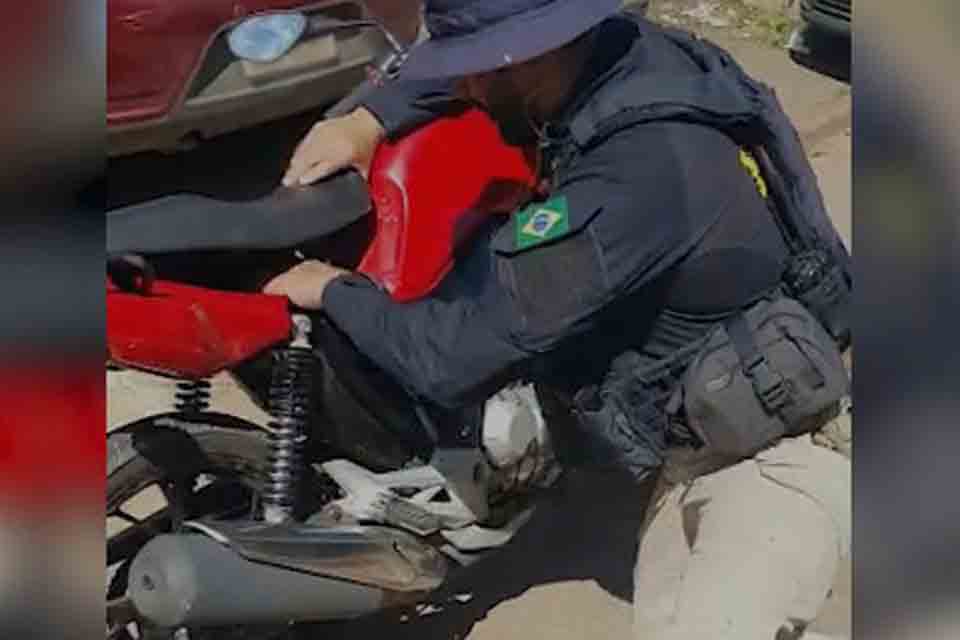 Motociclista é preso transportado 'skunk' e cocaína embaixo do banco