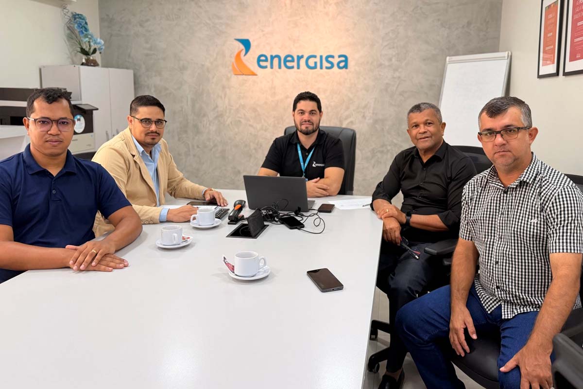 Pedro Fernandes articula energia elétrica para 120 famílias de assentamentos em Rio Crespo