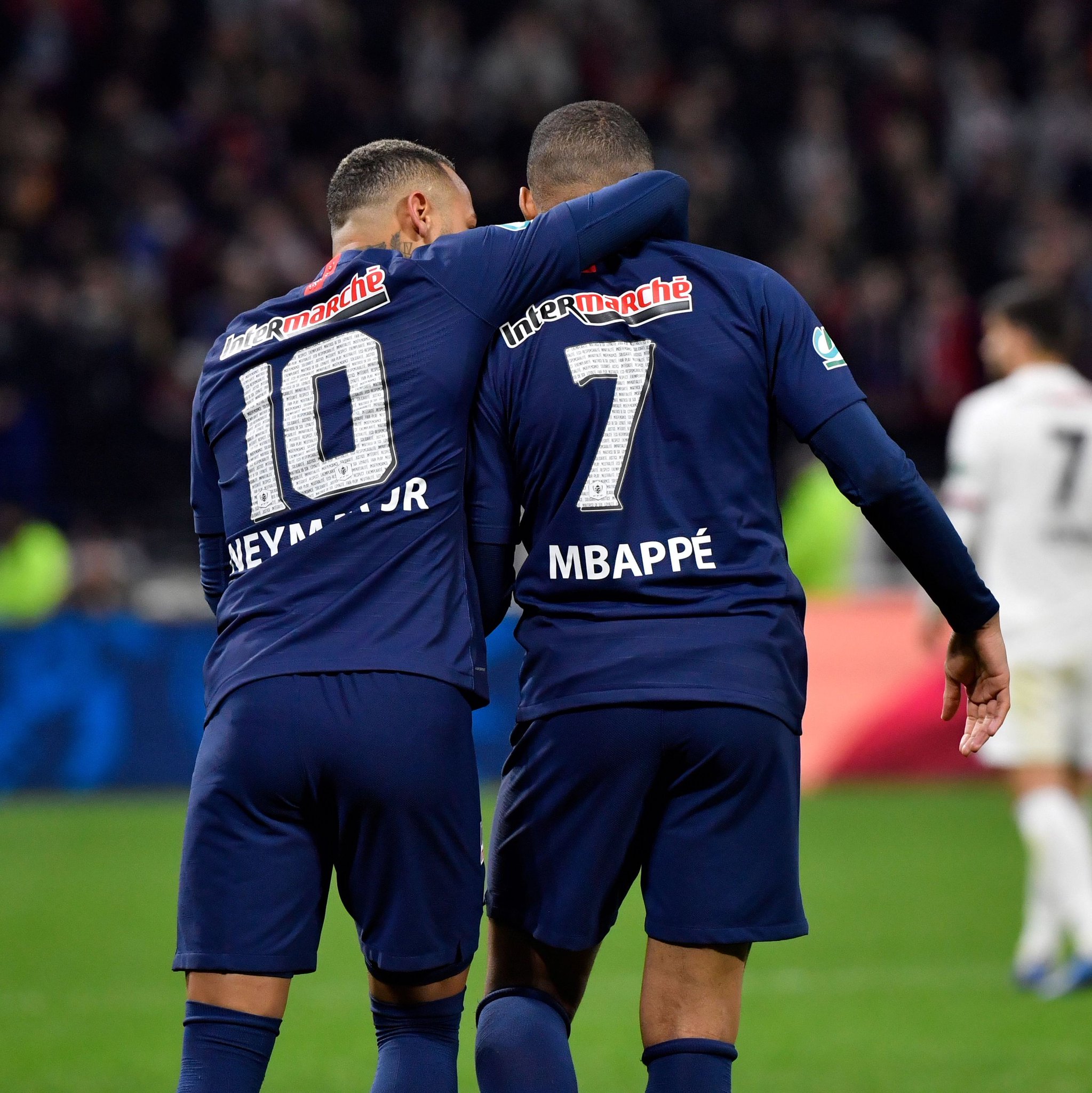 Vídeo - Neymar marca, Mbappé faz 3, e PSG goleia o Lyon