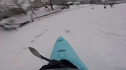 Canoísta desse montanha de neve  em caiaque 