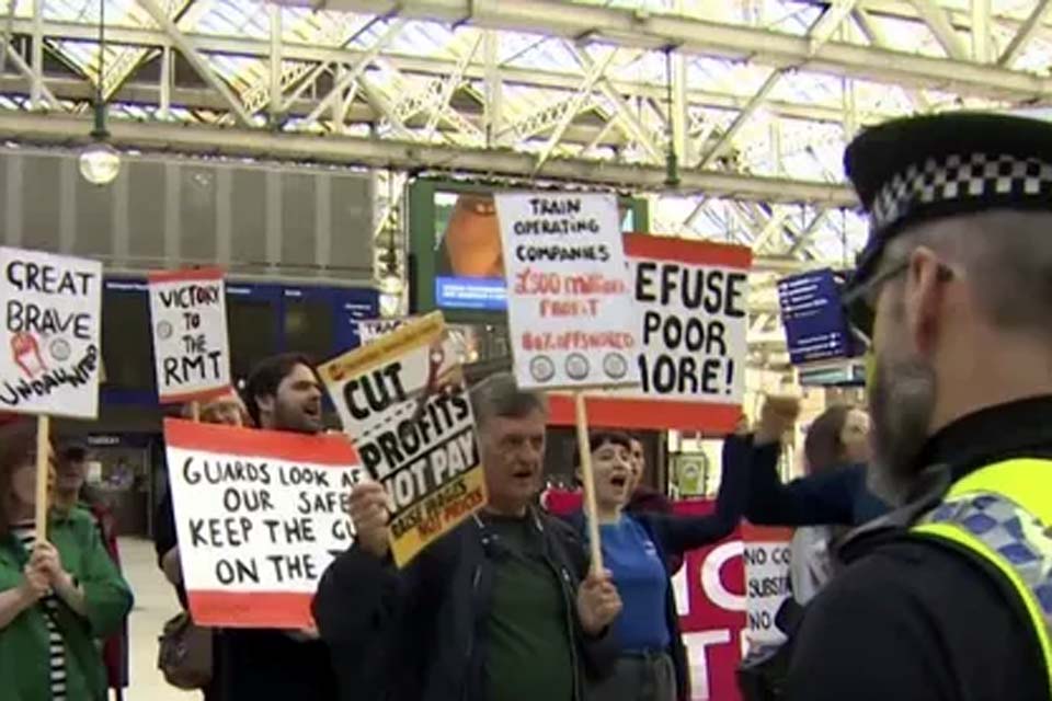 Reino Unido enfrenta maior greve em 30 anos; inflação e queda do poder aquisitivo são motores