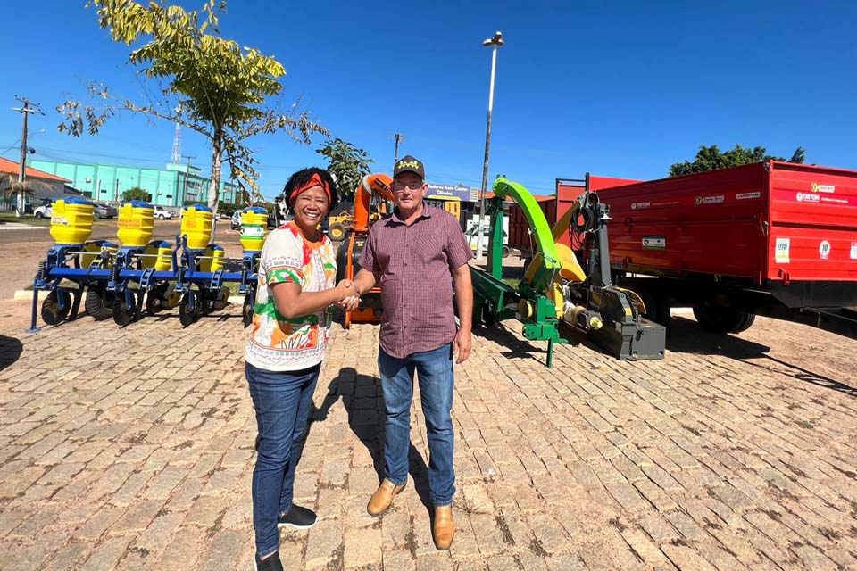 Deputada Sílvia Cristina faz a entrega de ambulância e implementos para distritos de Chupinguaia