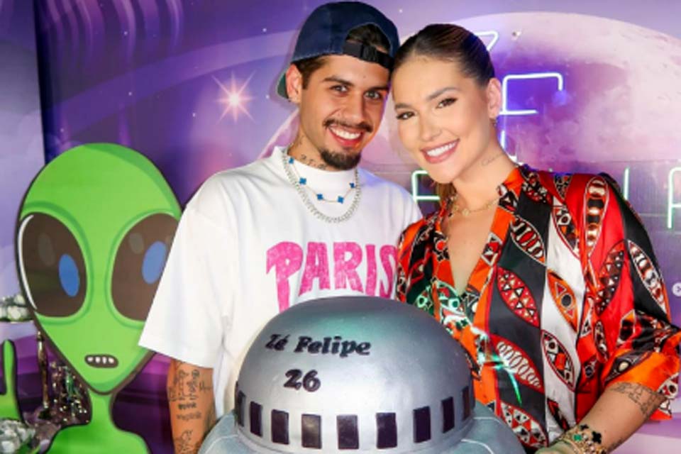 Zé Felipe celebra 26 anos com festa extraterrestre e bolo em formato de disco voador