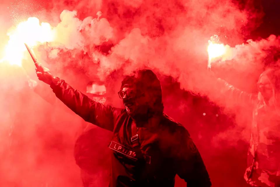 Mais de 300 são presos após confrontos de extrema-direita em Varsóvia