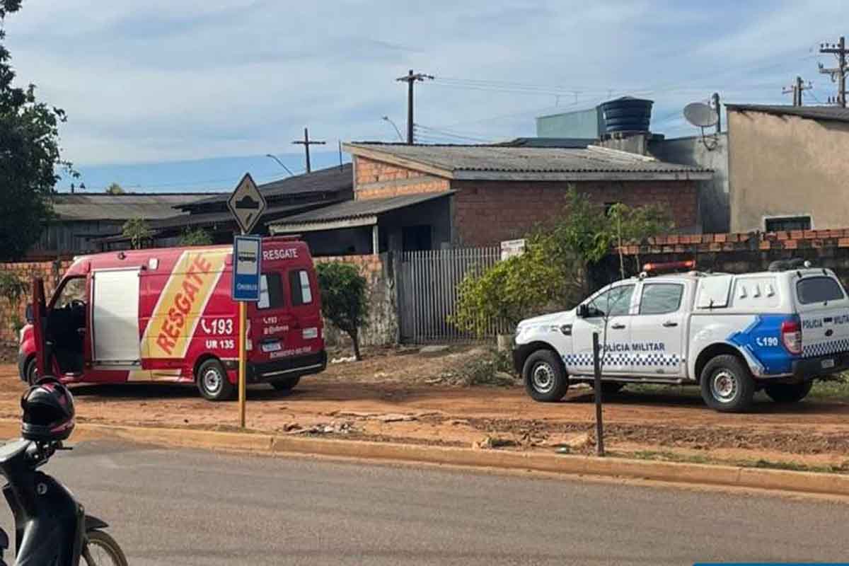 Homem é encontrado morto dentro de casa com marcas de pauladas e facadas