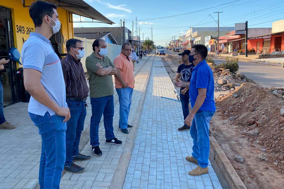 Presidente da Assembleia Legislativa Laerte Gomes vistoria obras em avenida de Urupá
