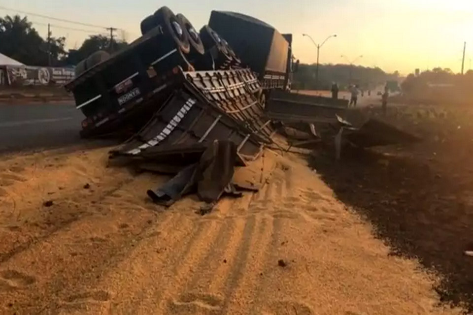 Carreta carregada com milho tomba na BR-364 em Porto Velho