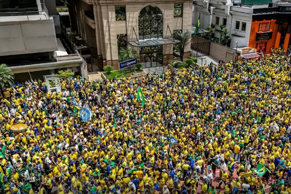 Campanha de Flávio Bolsonaro realiza manifestação na Paulista