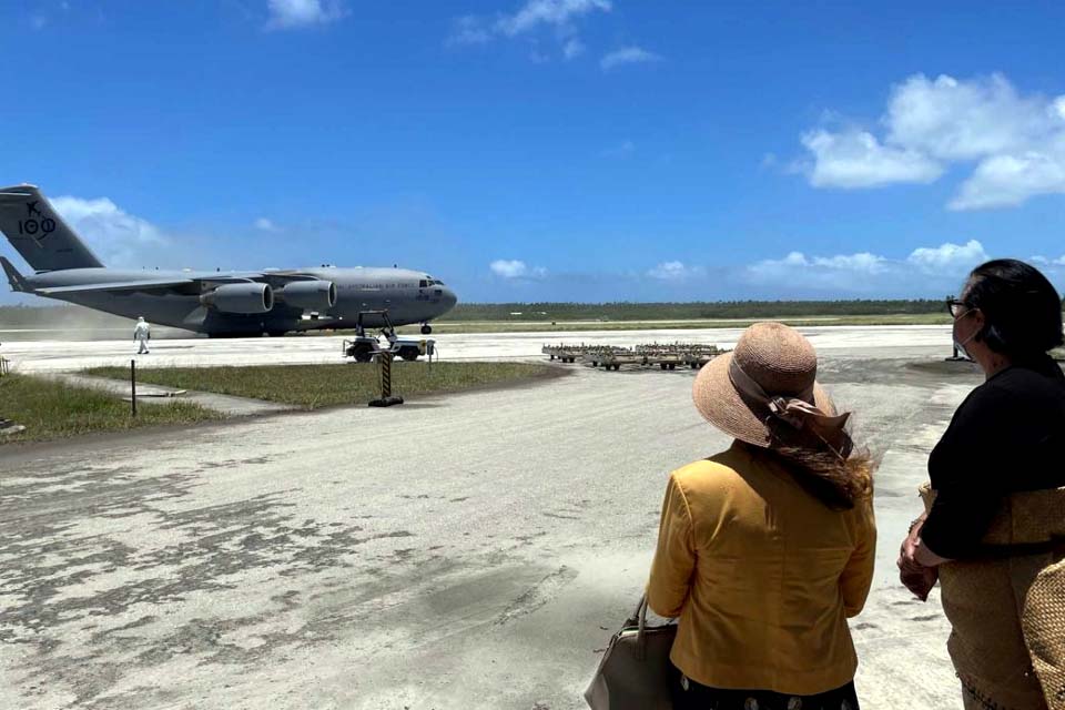 Primeiros voos de transporte com ajuda humanitária chegam a Tonga