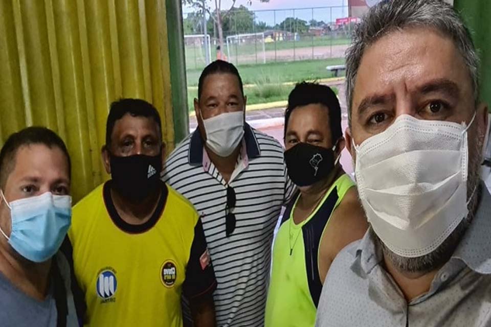 Vereador Fogaça vai ao Conjunto Jamari verificar situação de área de lazer