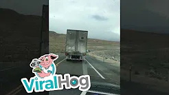 Vento forte derruba caminhão em estrada