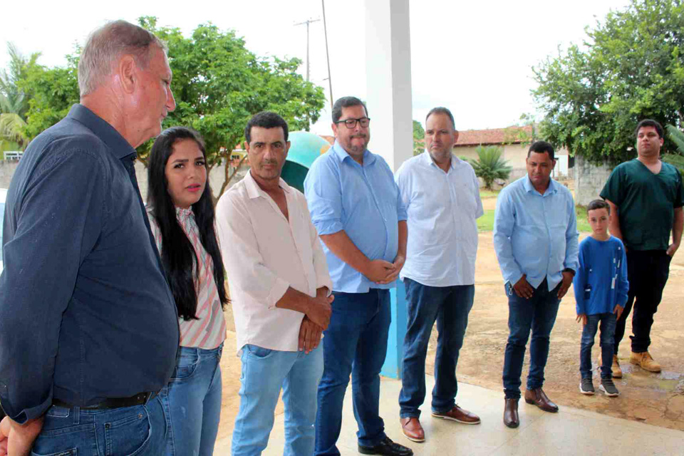 Adelino Follador entrega veículo para UBS e computadores, parquinhos e equipamentos para Escola do 5º BEC