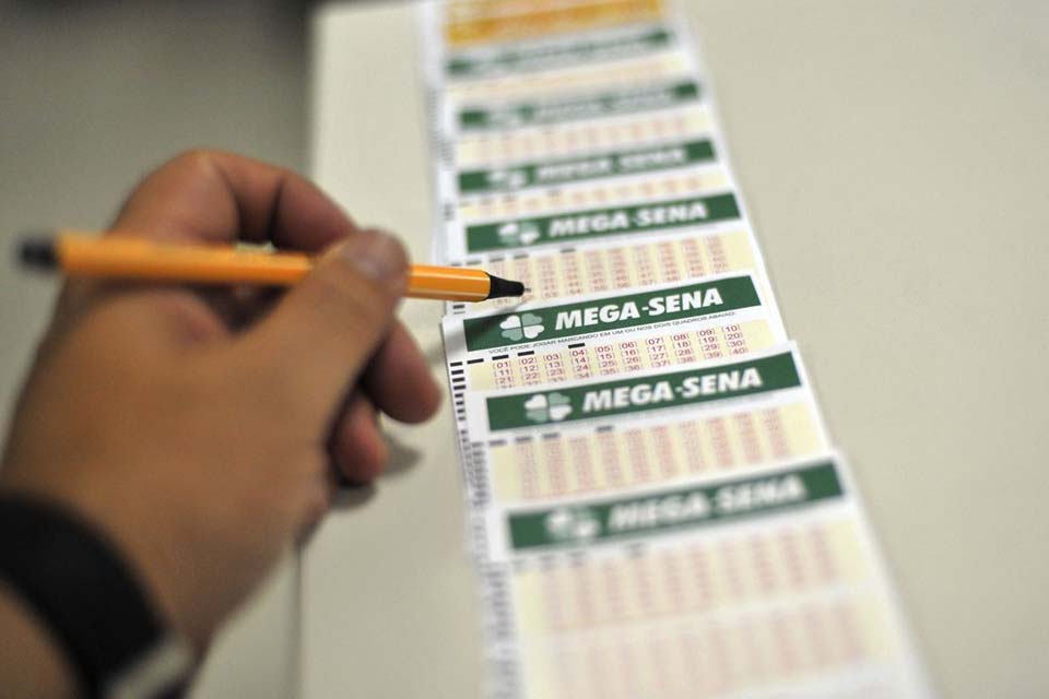 Mega-Sena acumula e deve pagar R$ 125 milhões amanhã