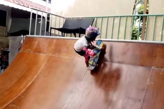 Menininha de 3 anos surpreende ao andar de skate 