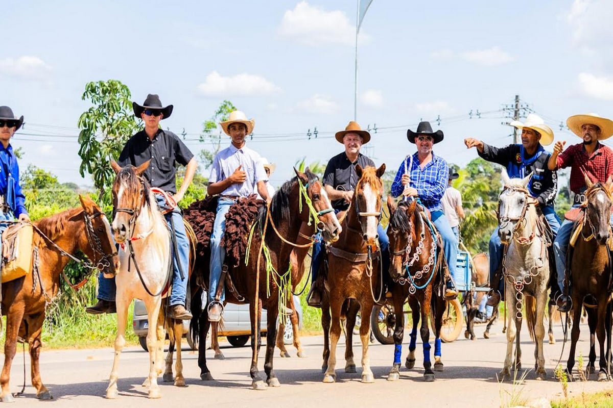 Deputado Pedro Fernandes celebra a tradição e cultura durante 14ª cavalgada da Expobim  