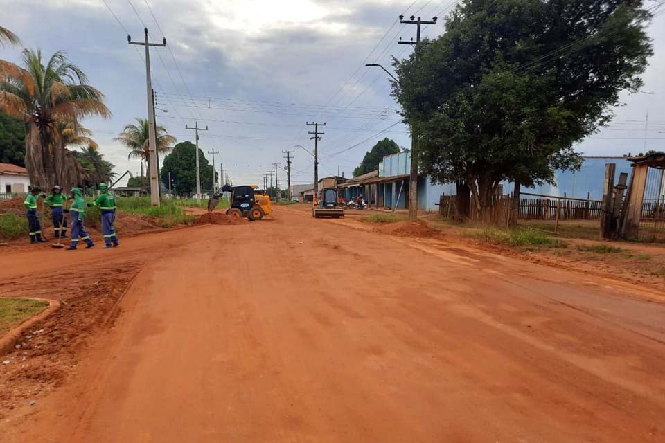 Distrito Bom Futuro recebe mutirão de limpeza urbana; servidores contaram com o auxilio de maquinários