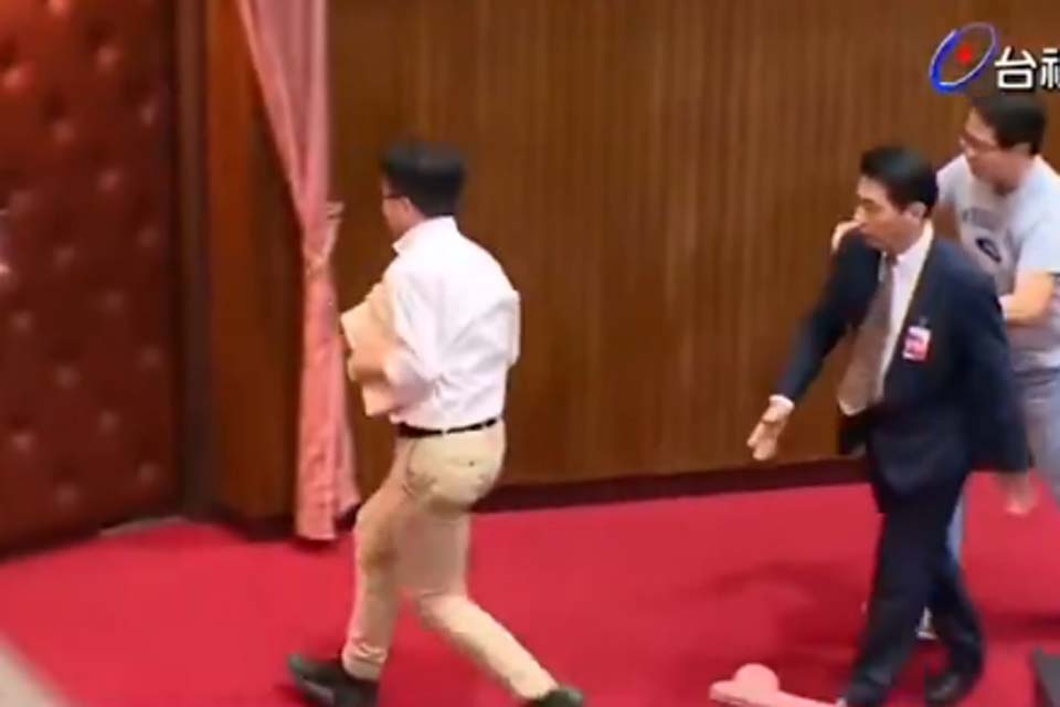 Deputado governista foge com projeto de lei para impedir aprovação em Taiwan