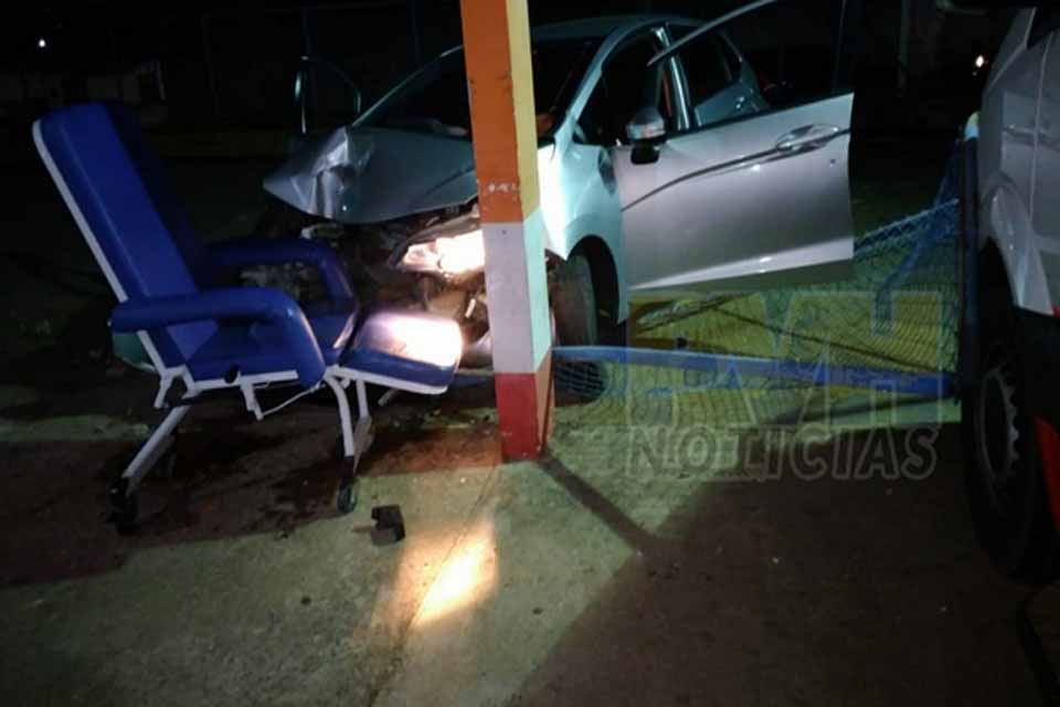 Motorista foge da polícia pela contra mão e derruba portão do Samu em Porto Velho