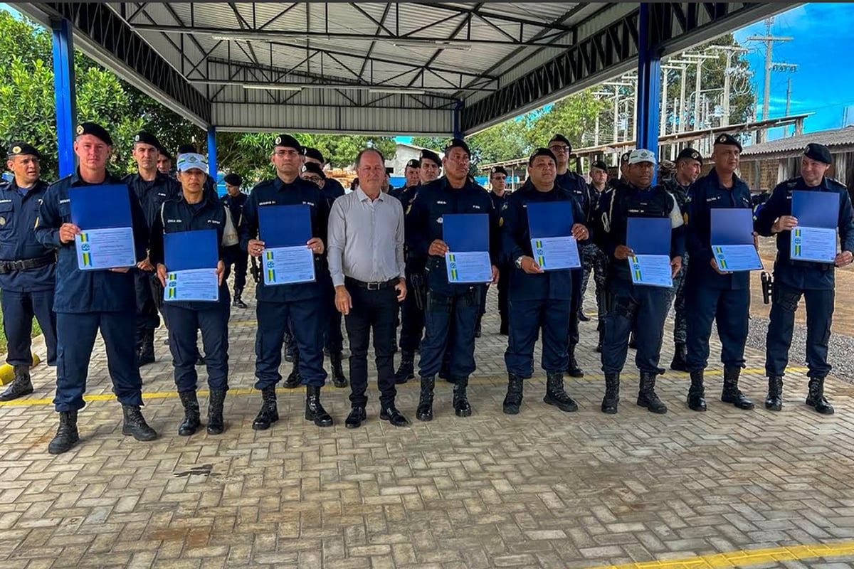 Pedro Fernandes entrega voto de Louvor a Policiais Militares por atuação no combate ao tráfico no Vale do Jamari 