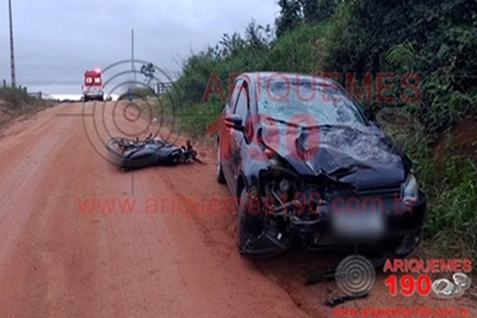 Motociclista sofre fratura e passageiro fica ferido após colisão com carro na LC-75