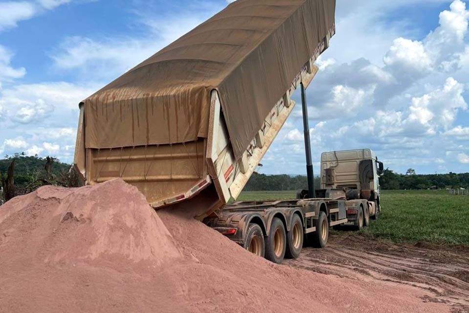 SEMDRU reforça apoio a produtores de Nova Mamoré com transporte de 35 toneladas de calcário