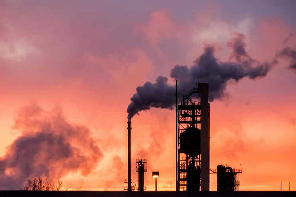 Mundo paga 'preço terrível' por dependência de combustíveis fósseis, diz chefe da ONU no Paquistão