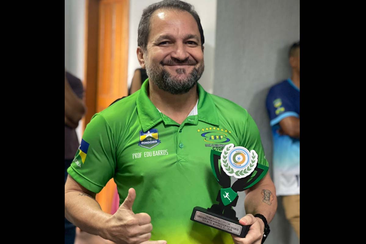 Rolim de Moura Esporte Clube homenageia professor Edu Barros por revelar talentos do futebol feminino