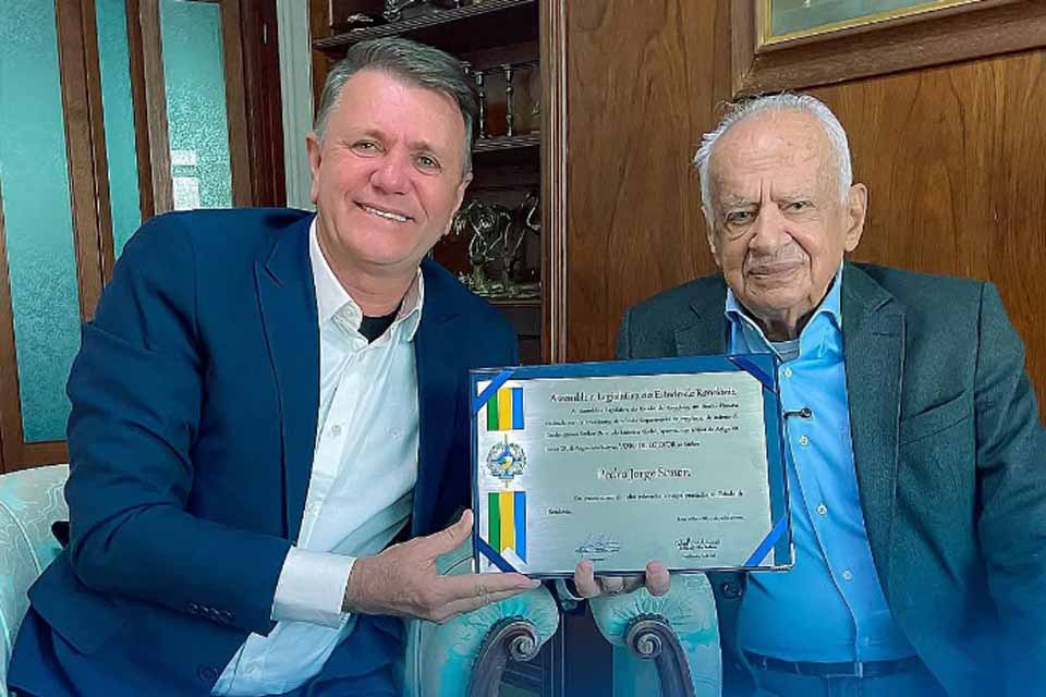 Deputado Luizinho Goebel presta homenagem a Pedro Simon durante sessão da CCJ em Vilhena