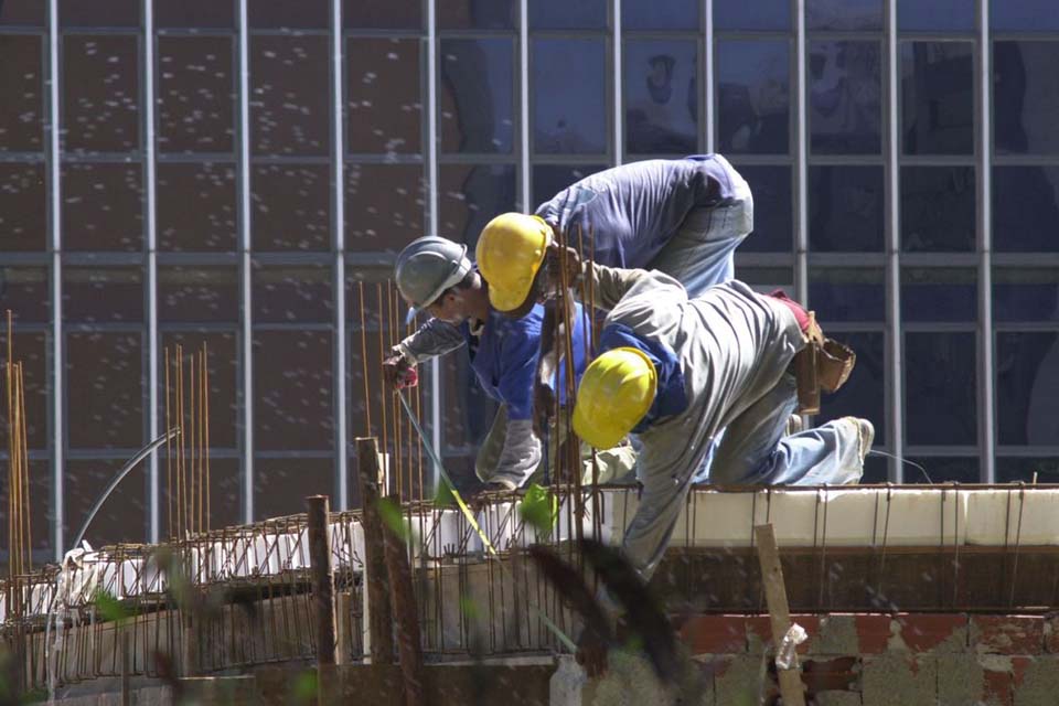 Confiança do empresário da construção atinge maior nível desde 2014
